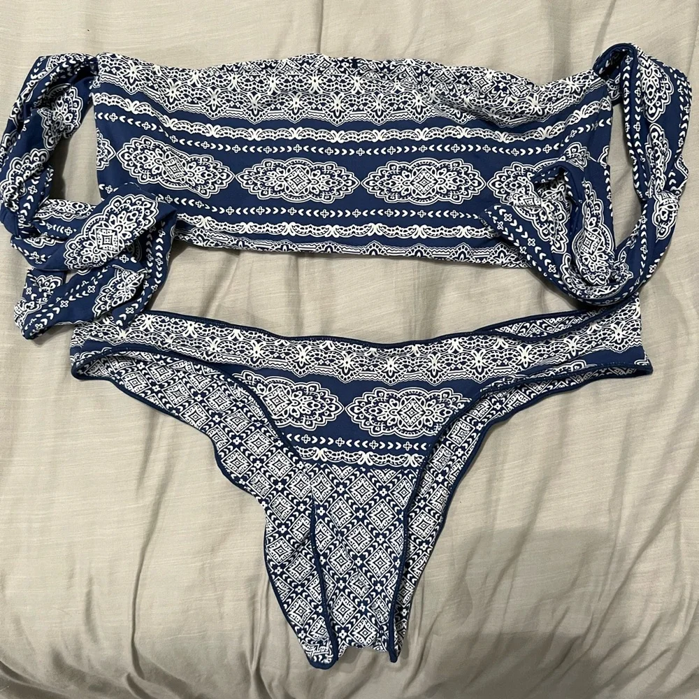 Bikini - Picture 1 of 3